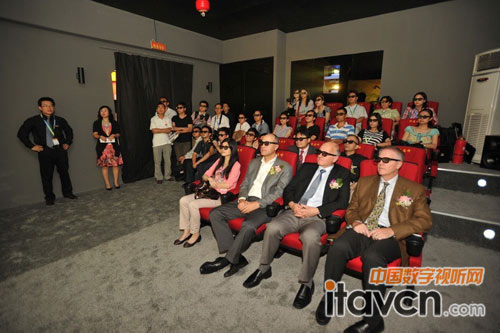 DP CINEMA的专业影院展厅为到场的朋友进行震撼的3D影片展示