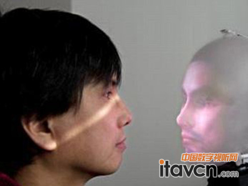 投影机将人脸影像投射到面部后面