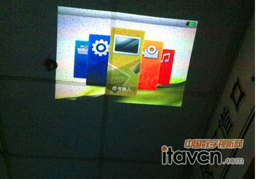 魔影MOV196M投射在天花板上的效果展示图