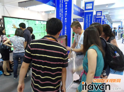 精研红外多点触摸屏亮相上海数字标牌展