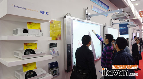 普教展客户莅临NEC新品教育投影机展区参观体验