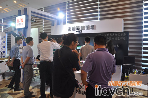 全国各地的老师来到泛普智慧课堂体验交流