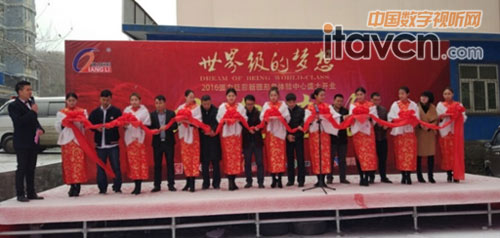 强力巨彩营销副总监吴建发代表总部送上了10万元开业贺礼