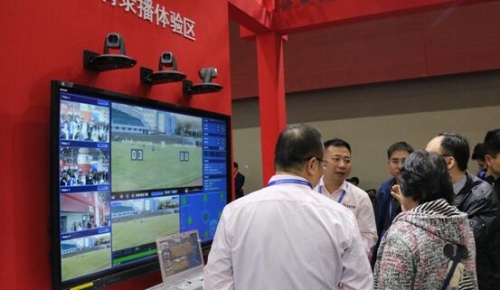 体育录播体验区人流络绎不绝